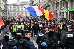 民众正在参加抗议养老金改革活动，警察在维护秩序。（图：AFP）