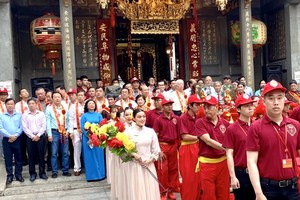 第五郡领导、贵宾与义安会馆理事等代表正准备恭送关圣帝君出游。