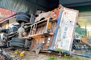 卡车撞民房致1人丧生