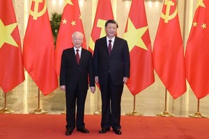 中国总书记、国家主席习近平与越南总书记阮富仲合影。