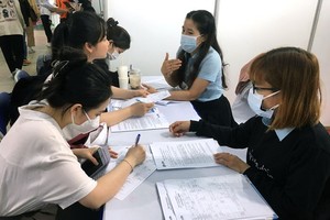 大学生参加市就业劳务中心的活动。