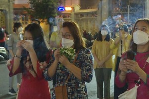 大众来寺庙上香礼佛时都戴上口罩。