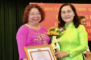 本市颁授党龄纪念章及2022年模范党员表彰仪式