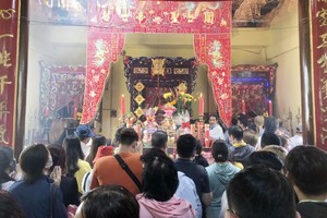 各地华人善信赴鹅贡关帝庙祈福。