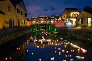 会安古埠夜景一隅。（图：互联网）