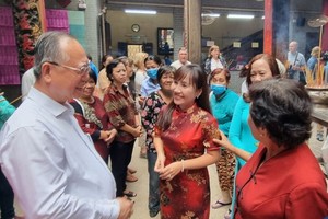 市妇联会副主席郑氏清(右二)与穗城会馆理事长卢耀南交流。