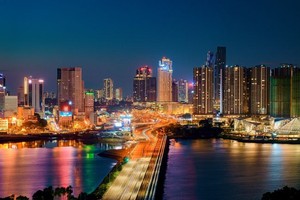 马来西亚新山市夜景一隅。（图：互联网）