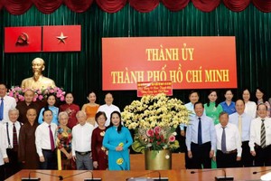 市人委会领导与知识份子、民族与宗教代表团合影。