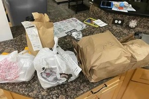 密歇根州一名6岁顽童获准使用父亲的手机玩游戏，他却利用这个机会下单“无限自助”。外卖源源不断的抵达，他的父亲才意识到问题。（图：互联网）