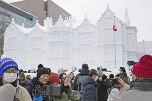 日本约160座冰雪雕像迎客