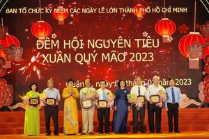 元宵盛会组委会向各会馆代表送花致谢。