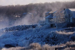 波士顿岸边石头“结冰”。（图：路透社）