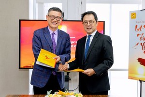 千禧龙董事长郭志锋与VINACAPITAL总经理ANDY HO进行战略投资协议签订仪式。