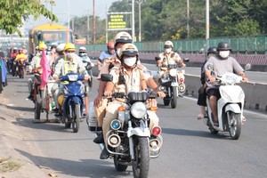 本市交警上路巡逻以确保秩序治安、交通安全。