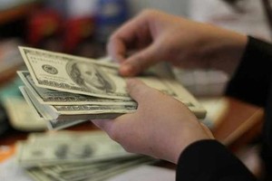 允许个人以学习、医疗、工作、辅助亲属等单向汇款目的购买、汇出、携带外币出境，但须满足关于汇款额的规定。