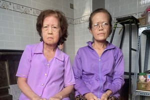 郑惠卿(左)和郑婉卿两姐妹求助。