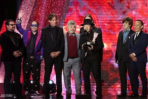 宅见将典登台领奖。（图：路透社）