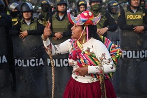 秘鲁的抗议者要求立即举行选举、解散国会、制定新宪法以及总统迪娜博卢阿尔特辞职，后者在卡斯蒂略离开后接任副总统。（图：AFP）