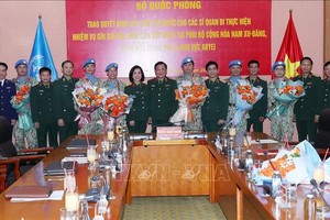 向7名执行联合国维和任务军官颁授《决定》