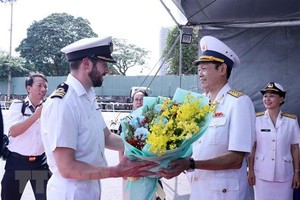 英国皇家海军军舰友好访问本市