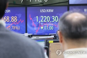 韩亚银行总店的职员们关注汇率走势。 （图：韩联社）