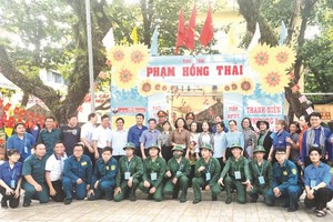 第五郡郡委书记黄玉女芳红勉励入伍青年。