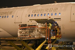 2月7日，在仁川国际机场，KC-330运输机在装载救援物资。（图：韩联社）