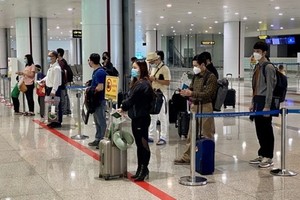 乘客正排队等候办理登机手续。