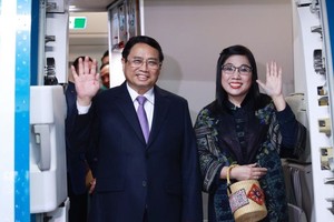 政府总理范明政偕夫人抵达新加坡。（图：越通社）