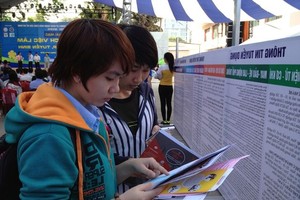 春节过后，劳工前来就业介绍中心寻找工作。