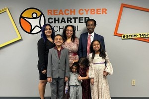 巴罗贡(前排左一)年纪轻轻已取得高中学位。（图：互联网）