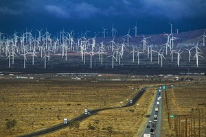 当地时间2021年3月21日，美国加利福尼亚州莫哈韦，实拍风力与太阳能发电厂。（图：互联网）