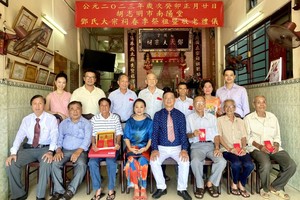 理事长邓栢荣夫妇（前排右四、五）、各位理监事与宗长们留影。