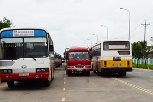 在沐牌国际口岸等待通关的车辆。