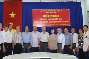 诸位嘉宾和市华人抗战传统俱乐部执委会和会员合照留念。