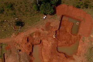 巴西的一座非法金矿。（图：AFP）