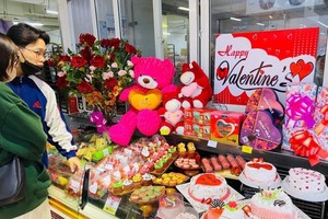 消费者在选购情人节甜蜜礼物。（图：小松）