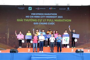 本市午夜马拉松圆满落幕