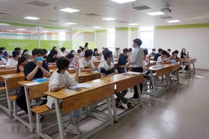 学生参加市国立大学的能力评估考试。（图：越通社）