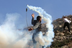 1月27日，在约旦河西岸城市纳布卢斯东部村庄拜特代坚，巴勒斯坦抗议者与以色列士兵发生冲突。（图：新华社）