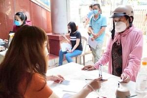 劳工到市社保机关办社保手续。