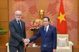 国会常务副主席陈清敏（右）接见法国原总理爱德华‧菲力普。（图：越通社）