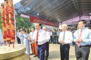 市领导上香缅怀黄晋发同志