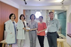 第十一郡妇联会主席段氏清水(右三)向配合单位表示感谢。