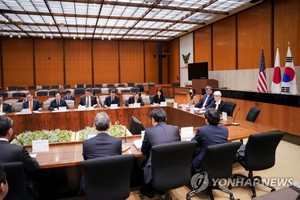 当地时间2月13日，韩美日副外长级会谈在美国华盛顿特区举行，韩国外交部第一次官（副部长）赵贤东、美国副国务卿温迪·舍曼和日本外务省事务次官森健良与会。（图：韩联社）