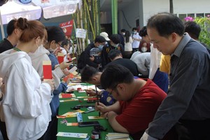 文献大学众多大学生参加写挥春活动。