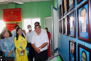 与会代表参观市农民协会传统室。（图：市党部新闻网）