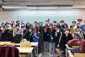 文郎大学讲师陈志明（后排右一）与大学生参加抽“富”活动。