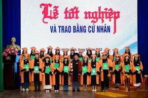 1400 名人文与社科大学毕业生领取文凭