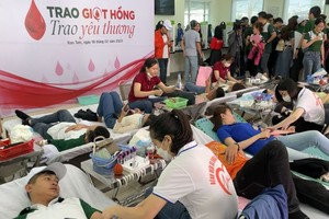 昆嵩省志愿捐血者踊跃参加“传送红色血液-传递爱心”人道捐血活动。（图：TL）